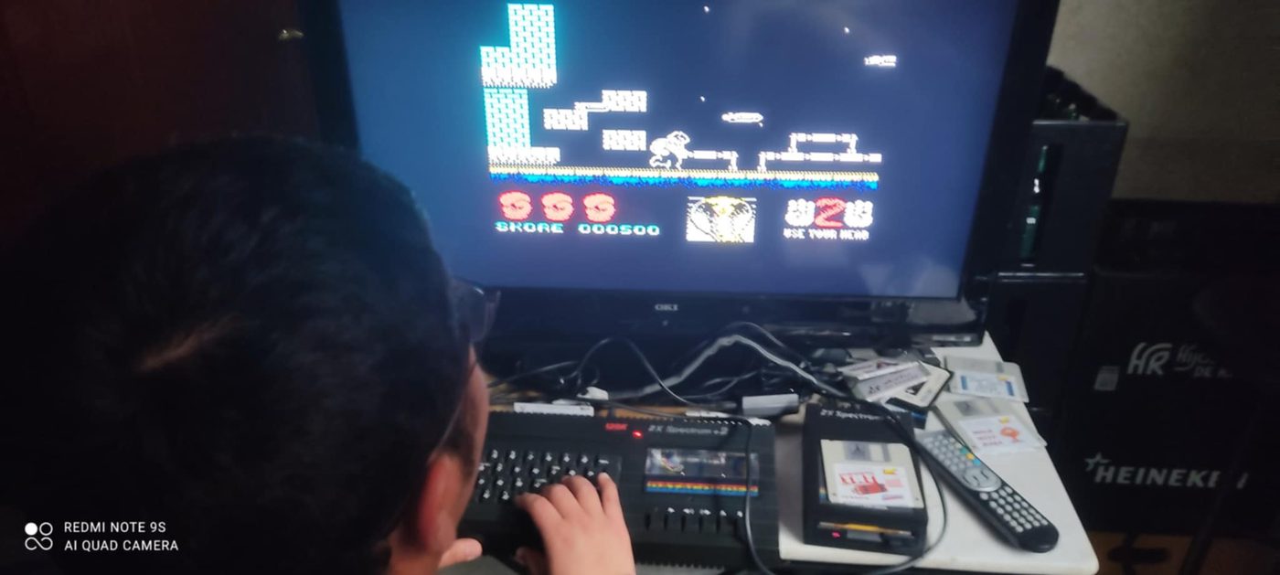 Más acción retro entre partidas y puntuaciones.