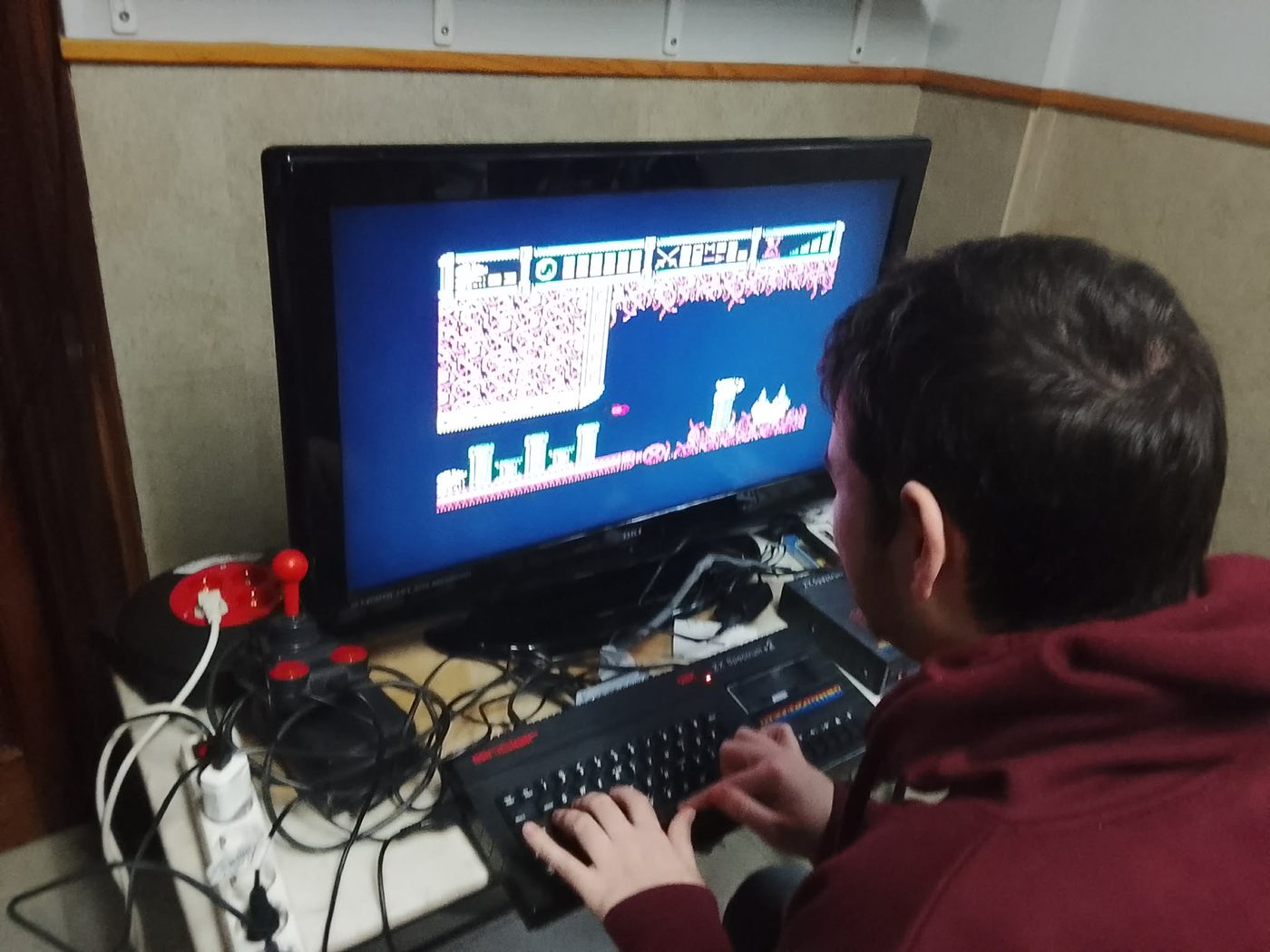 Turno de juego con el Spectrum +3 en pantalla.